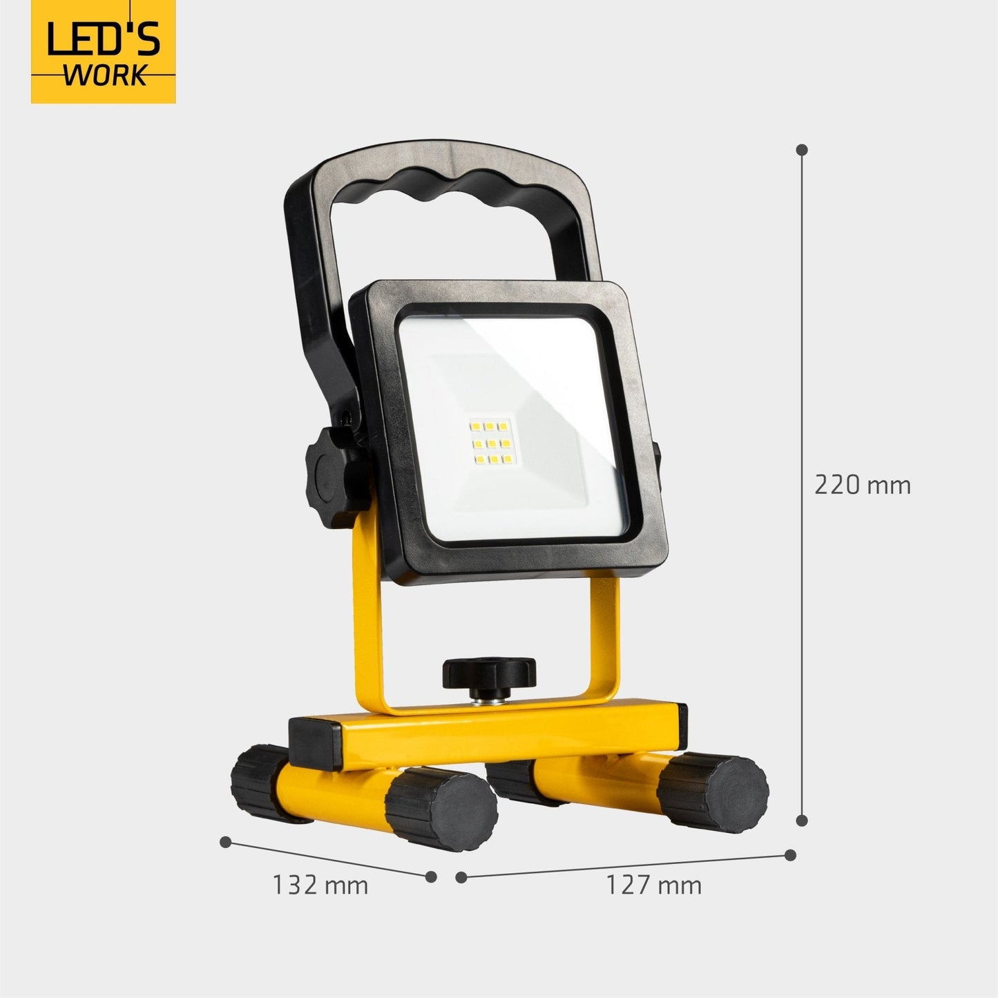 Een robuuste, gele LED werklamp met zwart handvat en voet, uitgerust met een verstelbare arm en schroefdraad voor stabiliteit. Geschikt voor gebruik op bouwplaatsen of in werkplaatsen waar helder, functioneel licht nodig is.