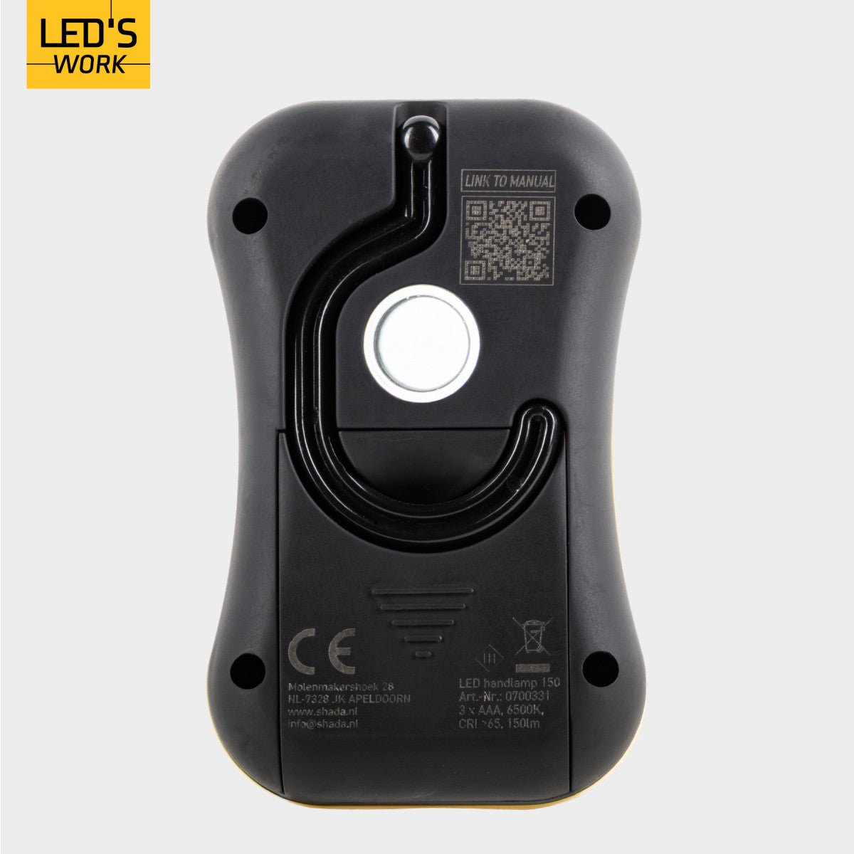 Een compacte, zwarte en gele zaklamp met een heldere LED-lichtbron en een opvallende gele knop. Geschikt voor gebruik in de garage of bij nachtelijke werkzaamheden.