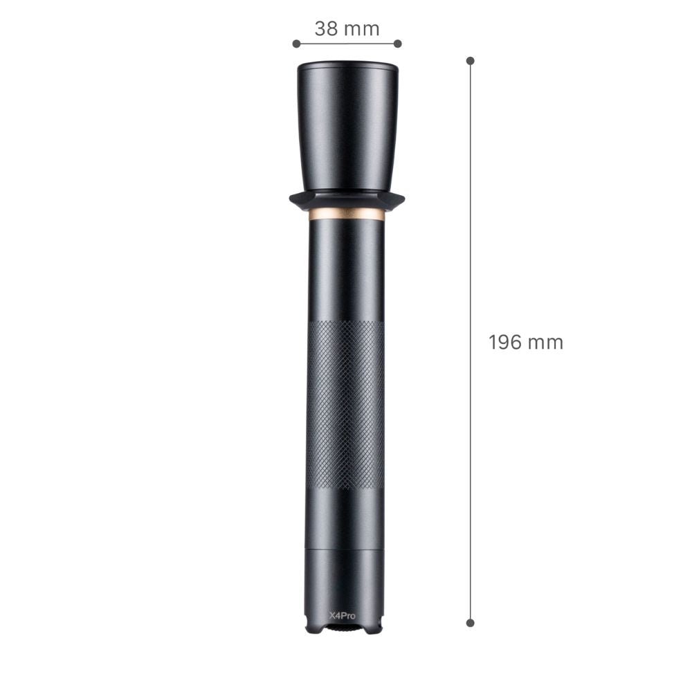 Zwarte, matte zaklamp met textuurrijke grip en zichtbare focusring, geschikt voor avondwandelingen en nachtverlichting. Robuust ontwerp met goudkleurige accenten voor betere grip en stijl.