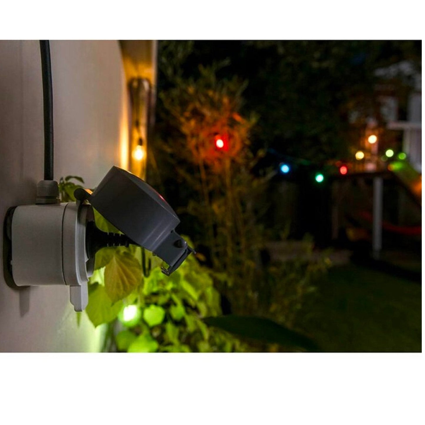 Wit plastic buitenstopcontact met afdekplaat en zwart kabel, geschikt voor gebruik in tuin of garage. Zichtbare Nederlands stekker voor veilige stroomvoorziening.