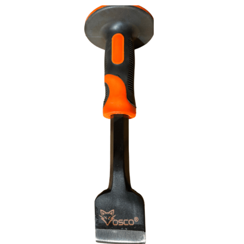 Een OSO-chisel met zwarte en oranje grip, zichtbare metalen snijrand en merklogo. Geschikt voor houtbewerking en precisie-instrumenten in de tuin- en houtbewerkingssector.