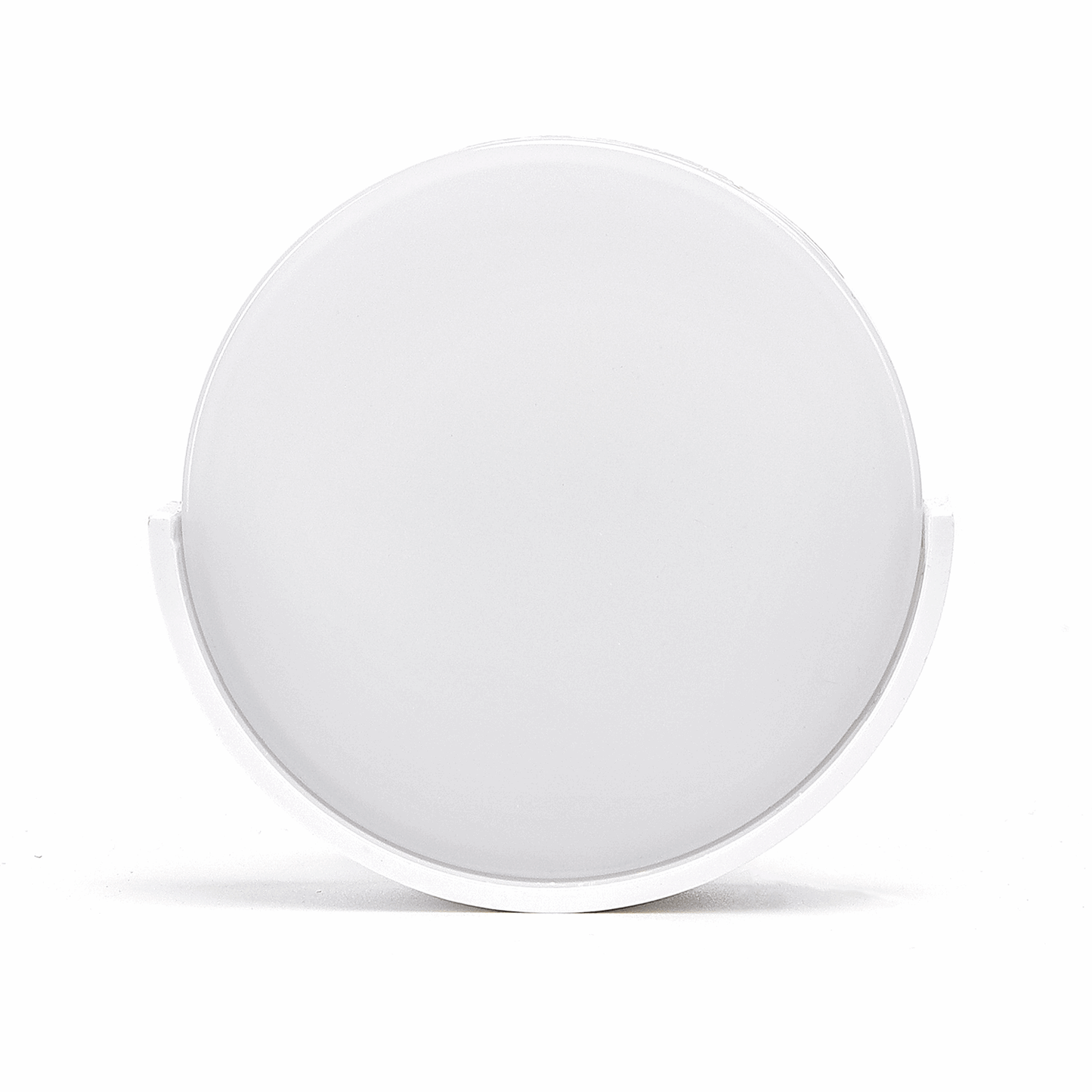 Een witte, ronde LED-lamp met een glanzende afwerking en een zichtbare stekker voor gebruik in de keuken of slaapkamer. Geschikt voor energiezuinig verlichting in kleine ruimtes.