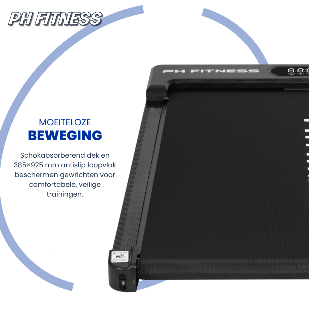 Een man loopt op een blauwe, draagbare loopband met digitale display en afstandsbediening. Het apparaat is voor thuisfitness en biedt inclinatiefunctie voor intensieve training.