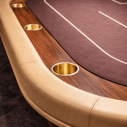 Elegante poker-tafel met donkerbruin houten rand, glanzend goudkleurig frame en paarse speelvlak met witte lijnen. Perfect voor casino-achtige avonden of luxe woonruimtes.