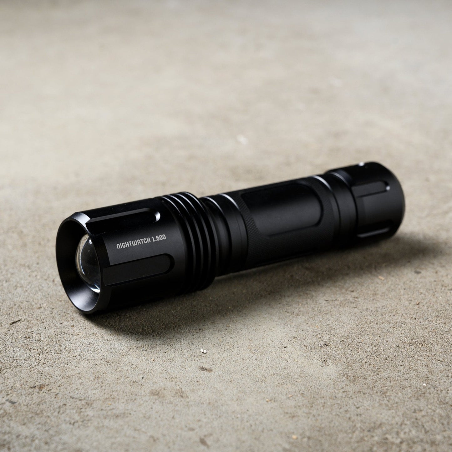 Zwarte LED’s work Nightwatch 1.500 zaklamp met textuur, CE-keurmerk en zwart koord. Geschikt voor nachtzicht en outdoor-activiteiten.