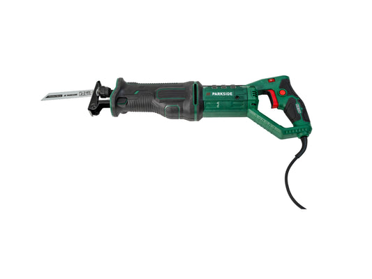 Een Parkside boormachine met groen-zwart design, uitgerust met een scherp, groen tandenblad voor hout. Geschikt voor precisie-schuren in houten projecten en DIY-activiteiten.