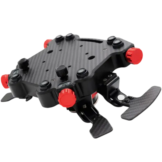 Zwart carbonvezel stuur met rode knoppen en handgrepen, voor race- en simulatiespeeltoestellen. Geavanceerd stuur met bedieningsknoppen voor racegames en simulatoren.