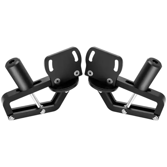 Zwarte, robuuste motorfietsvoetsteunen met textuurrijke handgrepen en zichtbare schroefverbindingen. Geschikt voor motorfietsen en scooters, met een moderne, functionele design voor betere grip en stabiliteit.