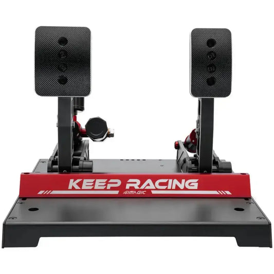Zwart metalen racepedaalset met rode accenten en “KEEP RACING”-plaat, geschikt voor racegame-simulatie. Zichtbaar met pedalen, rem- en versnellingspedaal, en Simagic-logo’s.