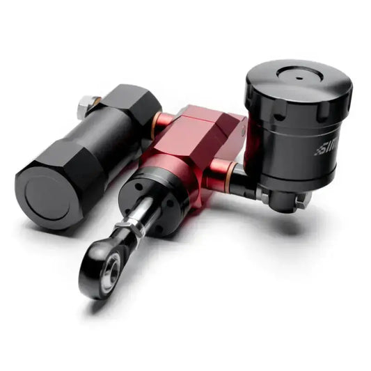 Een rood-zilveren hydraulische cilinder met zwarte metalen onderdelen, geschikt voor industriële toepassingen. Zichtbaar zijn de aansluitingen en de precisieconstructie voor zware mechanische systemen.