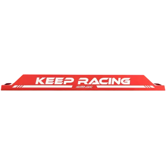 Rode racebarrière met witte 'KEEP RACING' tekst en 'SIMAGIC' logo, geschikt voor racetracks en motorsportevenementen. Geschikt voor gebruik op racetracks en motorsportevenementen.