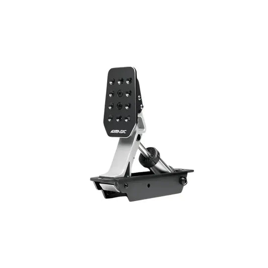 Zwarte Simagic racepedalen met zichtbare metalen constructie en gatpatroon, geschikt voor race-game simulatie. Gebruik voor realistische stuur- en remgevoel in virtuele racen.