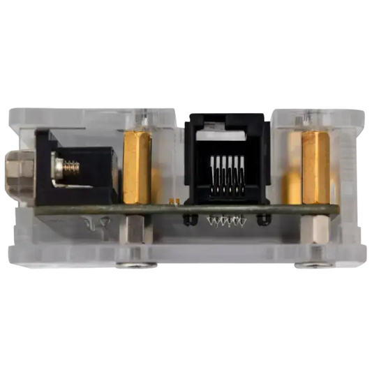 Een zwarte SIMAGIC Adapter met USB-poort en metalen Shifter- en Pedal-aansluitingen, verpakt in een transparante behuizing voor gebruik met modellen en gaming-apparatuur.