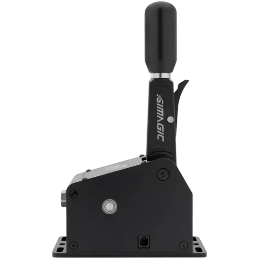 Een zwarte Simagic schakelaar met zwart rubberen handvat en rode accenten, geschikt voor gaming en moddering. Metalen constructie met zichtbare aansluitingen voor kabels en USB-poorten.