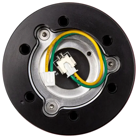 Een rood-zwart Simagic stuurkolomadapter met glanzend aluminium en zwart gepolijst metaal, voor gebruik in race- en sportwagens. Het product heeft een duidelijk zichtbaar merklogo en is ontworpen voor precisie in de auto.