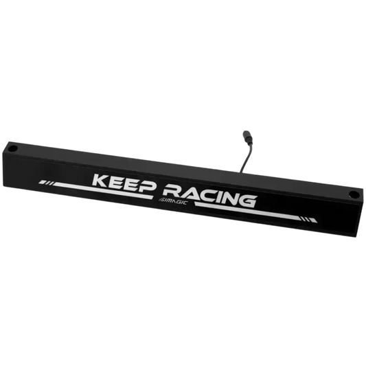 Een zwart, glanzend racingschild met de tekst 'KEEP RACING' in blauw en paars, geflankeerd door gestreepte accenten. Geschikt voor auto's of motorsport, met het merk SIMAGIC zichtbaar onder de hoofdtekst.