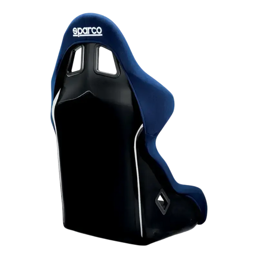 Blauwe Sparco racestoel met zwart mesh, zichtbare logo’s en sportieve vorm, geschikt voor auto’s en racevoertuigen. Premium kwaliteit voor optimale veiligheid en comfort tijdens rijden.