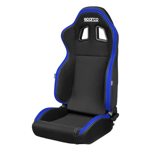Zwart Sparco racestoel met wit contraststikwerk en opvallende hoofdsteun, geschikt voor sportwagens en raceauto’s. Geïntegreerde veiligheidskussens en stijlvolle design voor optimale prestaties.