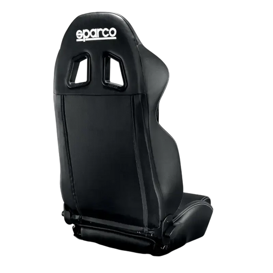 Zwart Sparco racestoel met wit contraststiksel en opvallende schoudersteunen, gemaakt van hoogwaardig leer voor optimale sportieve prestaties in auto’s en racevoertuigen.