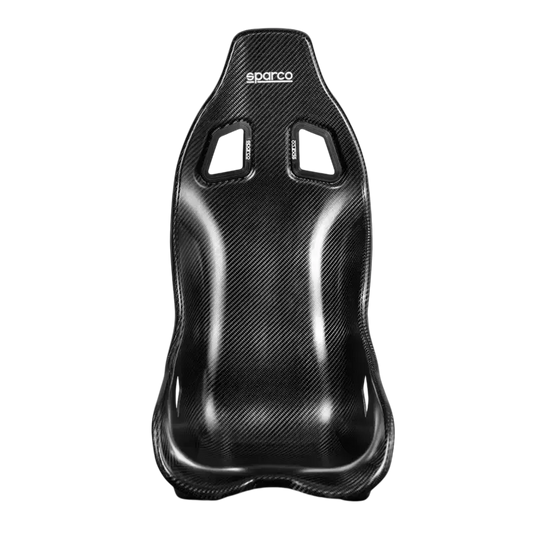 Een Sparco racestoel van glanzend carbon, met zichtbare ventilatieopeningen en het merklogo. Geschikt voor raceauto’s en sportwagens, met een sportieve, aerodynamische vorm.