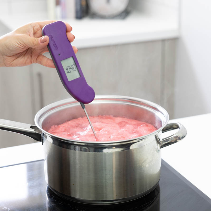Paarse digitale vlees thermometer met zichtbare temperatuur van 20,7°C, voorzien van een metalen meetstok en het merk Thermopen. Ideaal voor precieze temperatuurmeting bij het koken en bakken.