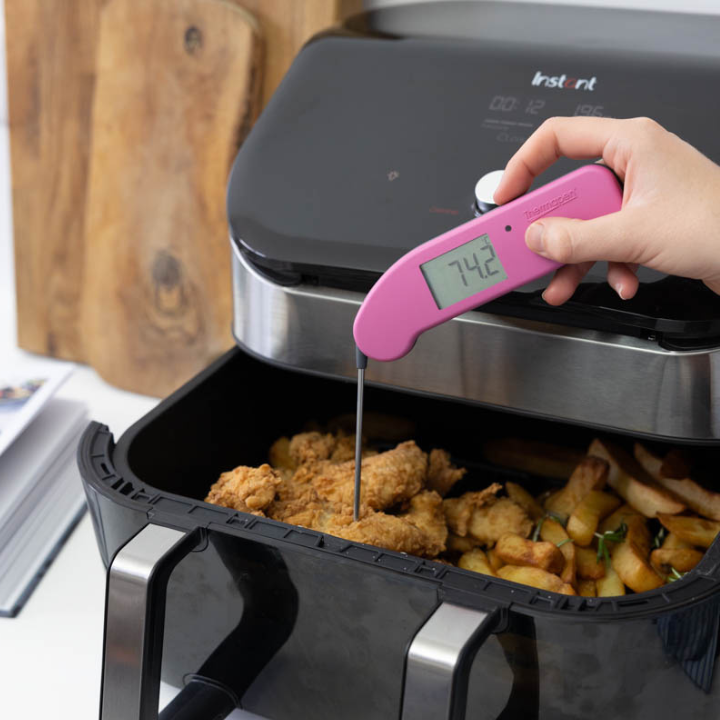 Een roze digitale vlees thermometer met een scherp metalen sensor en een helder display dat 20,7°C toont, geschikt voor precieze temperatuurmeting tijdens het koken van vlees.