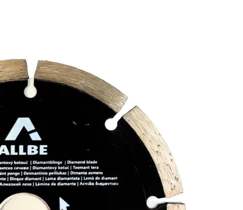 Allbe diamantzaagblad 125 mm, zwart met houten randen, voor beton en stenen. Geschikt voor professionele zaagwerkzaamheden en precisie in bouwprojecten.