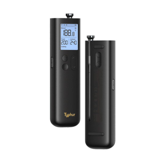 Zwart Typhur infrarood thermometer met digitale display, toont temperatuur in graden Celsius. Geschikt voor koken en bakken, met duidelijke knoppen en merknaam in goudkleur.