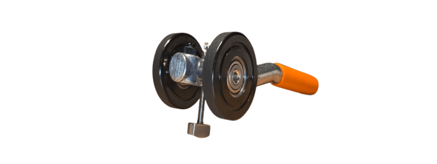 Zwarte metalen handgreep met oranje grip en twee grote wielen, geschikt voor zware kasten of industriële kasten. Perfect voor zware kasten en industriële toepassingen.