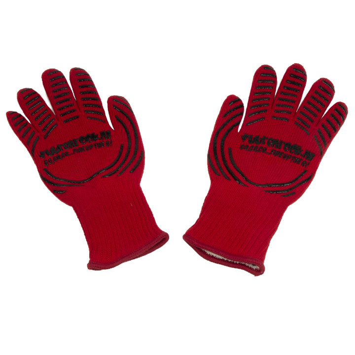 Rode, hittebestendige BBQ handschoenen met zwarte gripstrepen en een witte polsband, verpakt in een zwart etiket met de tekst 'Heat resistant BBQ Gloves'. Geschikt voor grillen en hoge temperaturen.