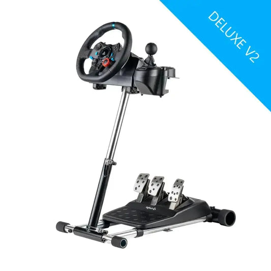 Zwart stuurwiel met bedieningsknoppen en pedalen voor realistische racegame-ervaring. Metalen onderstel met verstelbare arm en stabilisatievoeten voor gamingconsole.