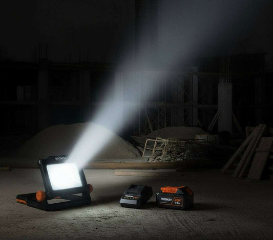 Zwart en oranje WOKIN LED werklamp met 2500 lumen, uitbreidbaar en draaibaar tot 180 graden, geschikt voor professioneel gebruik op werkplaats of bouwterrein.
