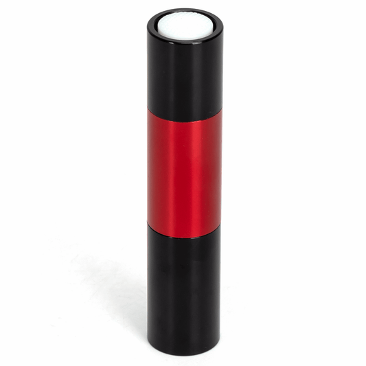 Een compacte, rode en zwarte zaklamp met glanzend metaal en een heldere lens, geschikt voor nachtverlichting en kleine reparaties.