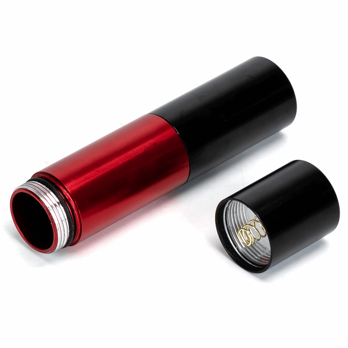 Een compacte, rode en zwarte zaklamp met glanzend metaallichaam en heldere lens, geschikt voor nachtverlichting en outdoor-activiteiten.
