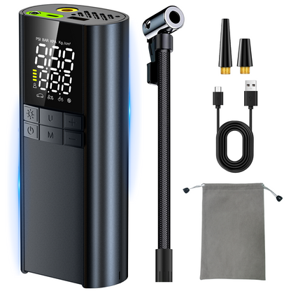 Zwart digitale luchtcompressor met blauwe LED-verlichting, inclusief flexibele slang, USB-kabel, accessoires en stoffen tas voor fietsen en auto’s.