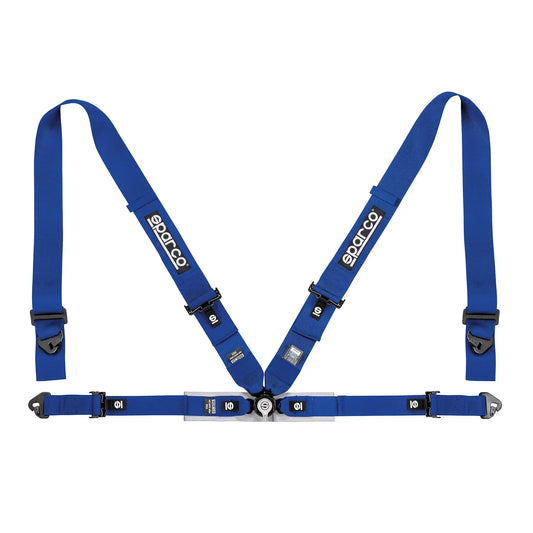 Blauwe Sparco veiligheidsgordel met zwart plastic gespjes en zichtbare merklabels, speciaal ontworpen voor raceauto’s en motorsport.