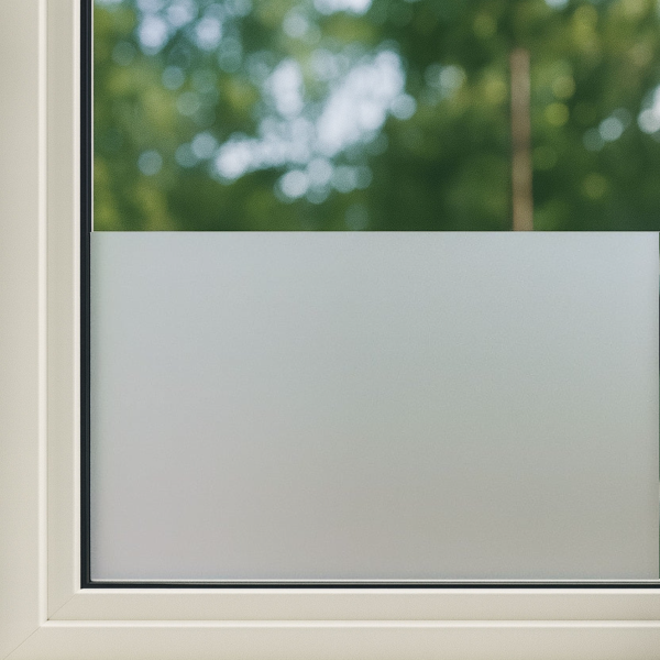 Frosted privacy film op een wit raamkozijn, zacht mat wit met een heldere, groene tuin op de achtergrond. Ideaal voor privacy in woon- en kantoorruimtes.