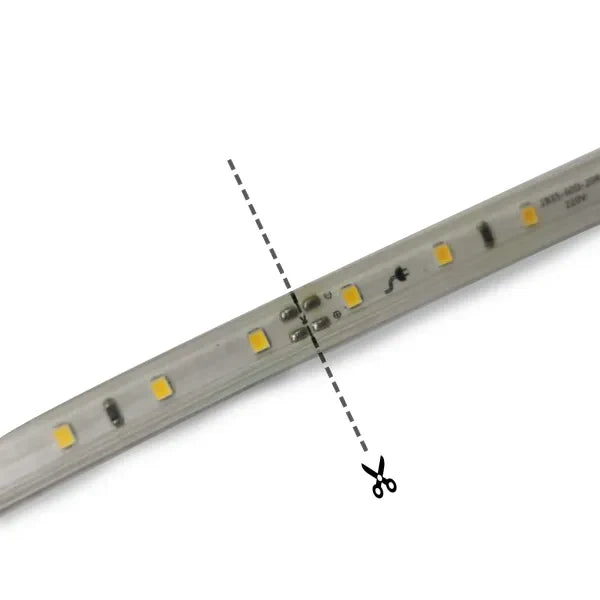 Rode LED-strips op een witte rol, 50 meter lang met 7W per meter, geschikt voor binnen- en buitengebruik. IP65 waterdicht, ideaal voor verlichting in woningen, winkels of evenementen.