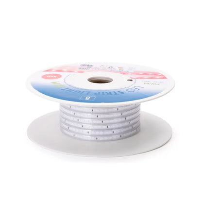 Rode LED-strips op een witte rol, 50 meter lang met 7W per meter, geschikt voor binnen- en buitengebruik. IP65 waterdicht, ideaal voor verlichting in woningen en commerciële ruimtes.
