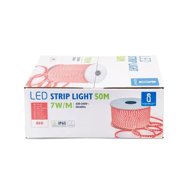 Rode LED-strips op een witte rol, 50 meter lang met 7W per meter, geschikt voor binnen- en buitenverlichting. Zichtbaar IP65-klasse en kleurindicatie op de verpakking.
