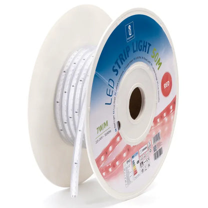 Rode LED-strips op een witte rol, 50 meter lang met 7W per meter, geschikt voor binnen- en buitengebruik. IP65 waterdicht, ideaal voor verlichting in woningen, terrassen en decoratieve projecten.
