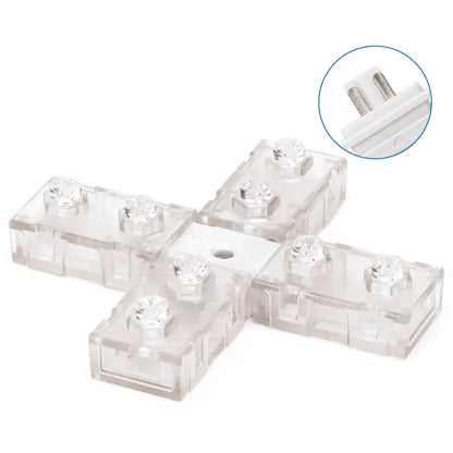 Transparante kruisverbinding voor elektrische kabels, met zichtbare metalen contactpunten en een witte stekker in de close-up. Geschikt voor DIY-projecten en elektrische installaties.
