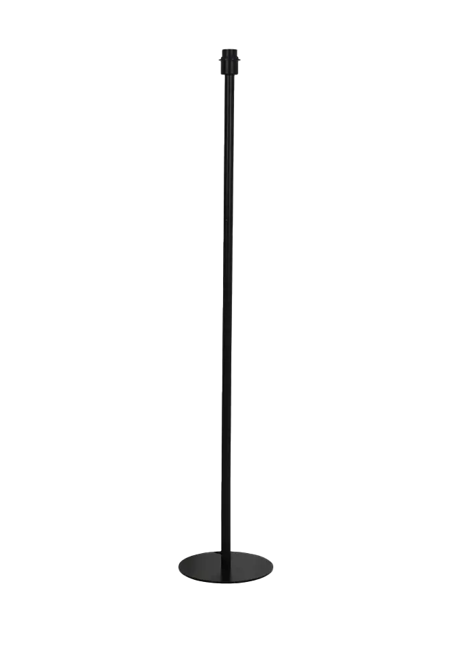 Een moderne, zwarte vloerlamp met een gestreepte, witte kap en een dunne steel, geschikt voor minimalistische interieurs. Ideaal voor woonkamer- of slaapkamerverlichting.