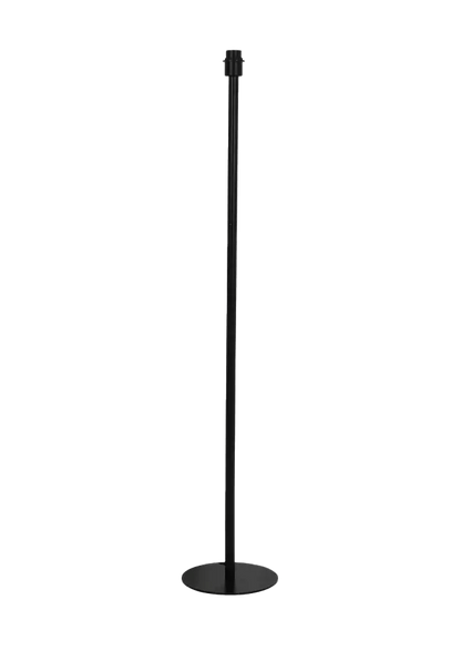 Een moderne, zwarte vloerlamp met een gestreepte, witte kap en een dunne steel, geschikt voor minimalistische interieurs. Ideaal voor woonkamer- of slaapkamerverlichting.