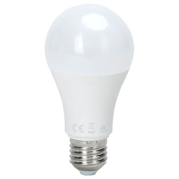Een witte LED-lamp met glazen kap en zilverkleurige E27-schroefdraad, geschikt voor huishoudelijke verlichting. Zichtbaar CE-keurmerk op de basis.