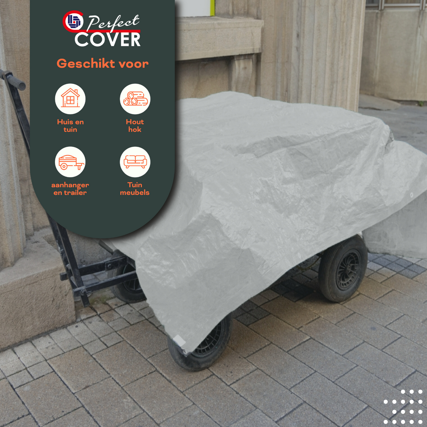 Een wit, opgevouwen dekzeil van Perfect Cover, gemaakt van waterdicht en UV-bestendig materiaal, met zichtbare metalen oogjes en een duidelijke label met beschermingskenmerken voor gebruik bij buitenopslag.