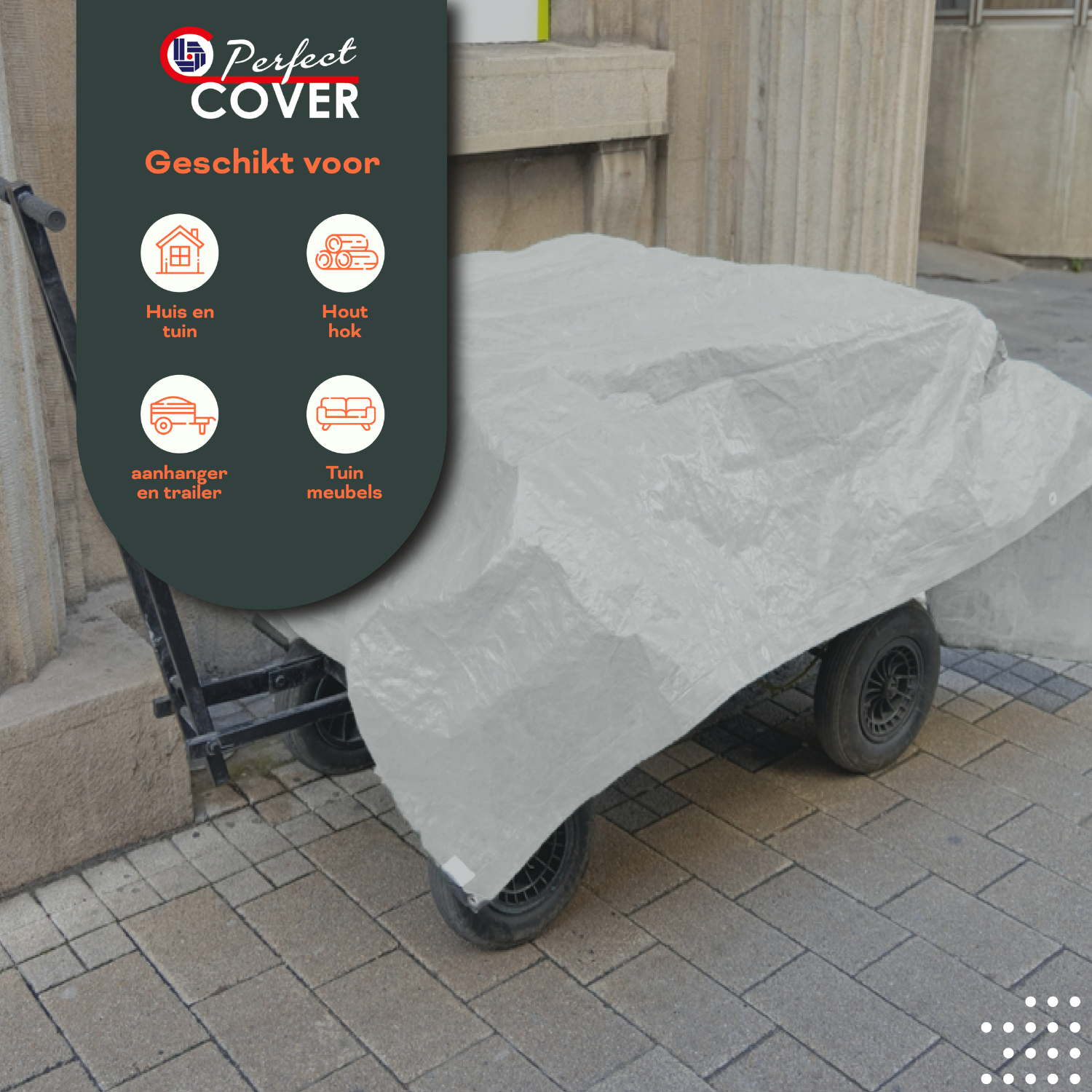 Een wit, opgevouwen dekzeil van Perfect Cover, gemaakt van waterdicht en UV-bestendig materiaal, met zichtbare metalen oogjes en een duidelijke label met beschermingskenmerken voor gebruik bij buitenopslag.