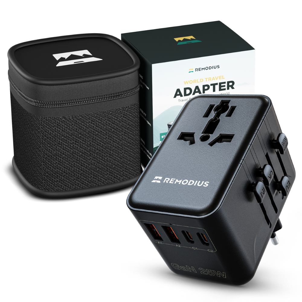 Zwart Remodius reisstopcontact met 4 USB-poorten en schakelaars voor EU/US/UK, geplaatst naast een zwarte draagtas. Geschikt voor reizen en thuisgebruik met hoge stroomverbruik.