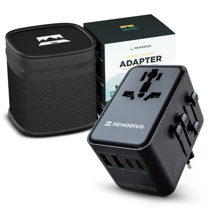 Zwart Remodius reisstopcontact met 4 USB-poorten en schakelaars voor EU/US/UK, geplaatst naast een zwarte draagtas. Geschikt voor reizen en thuisgebruik met hoge stroomverbruik.