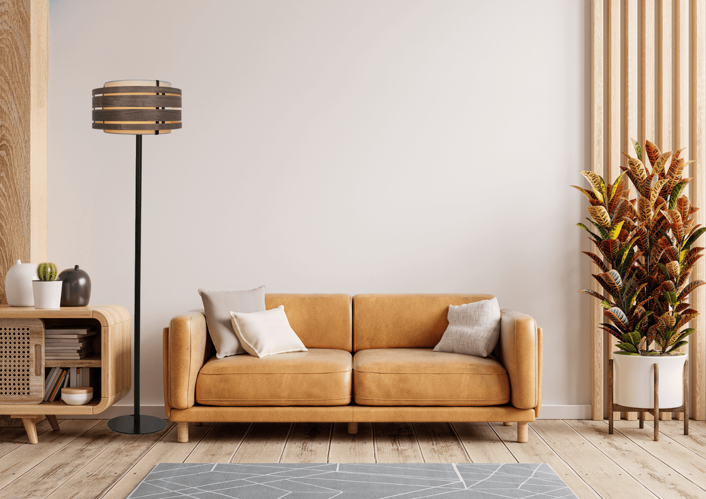 Een moderne, zwarte vloerlamp met een gestreepte, witte kap en een dunne steel, geschikt voor woonkamer of slaapkamer. Stijlvol design voor moderne interieurs.